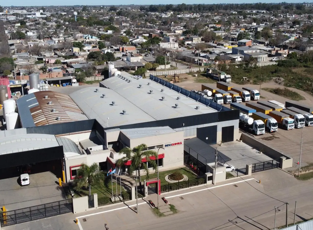 Fachada y flota logística de Induquimika vista desde el aire