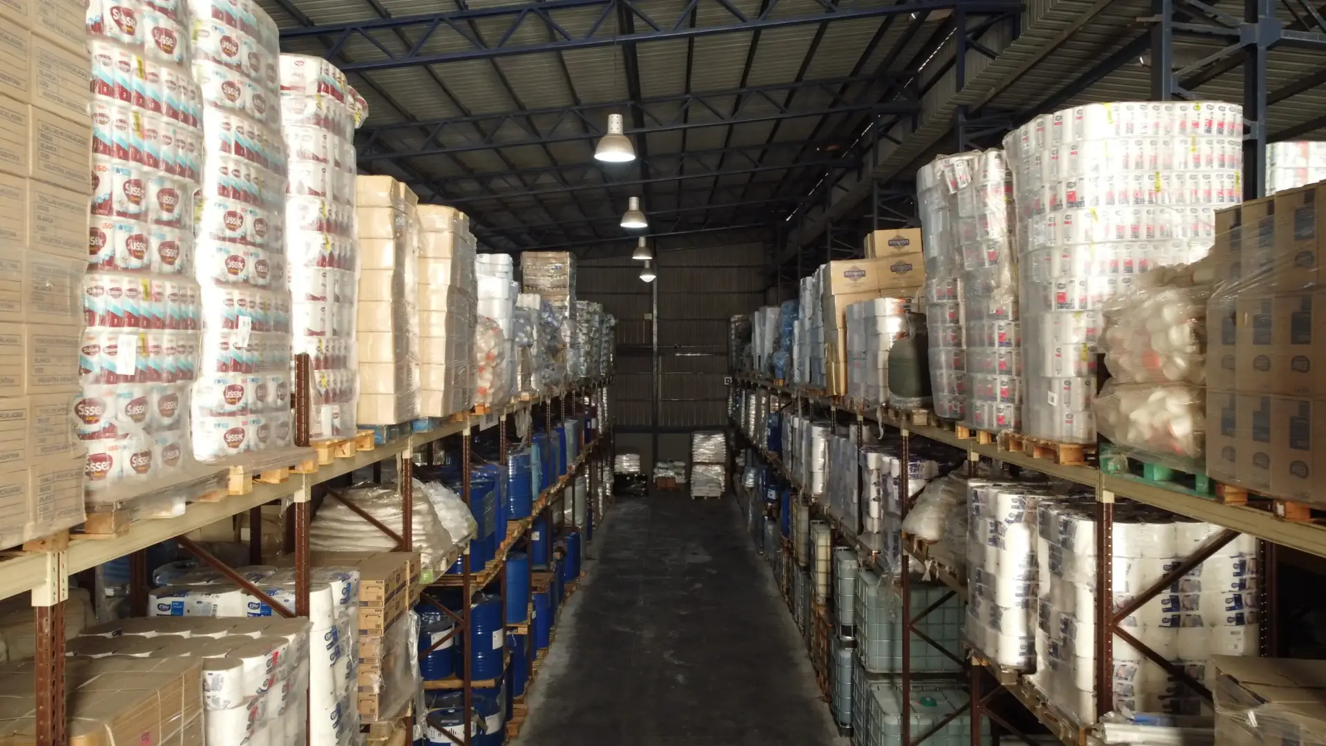 Depósito de Induquimika con pallets y productos en estanterías